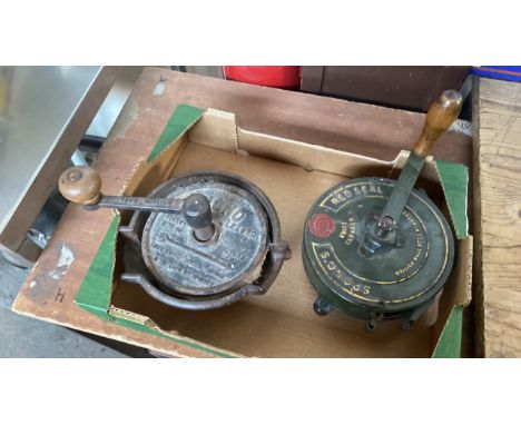  Sale Item:    2 KNIFE CLEANERS- SPONGS REDSEAL &amp; VONO  Vat Status:   No Vat   Buyers Premium:  This lot is subject to a 