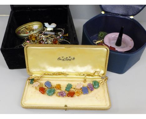 Costume jewellery, including an Art Deco Bakelite buckle bangle, semi-precious stone set necklace, etc.