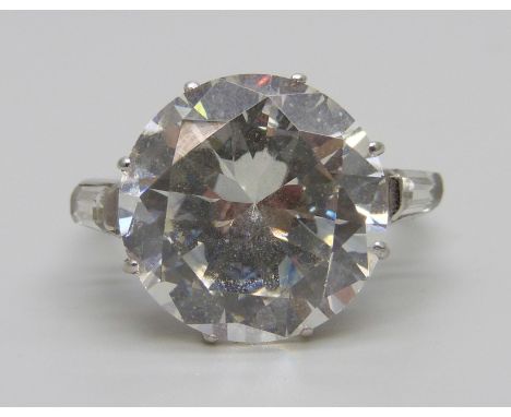 An 18ct white gold ring set with a large white stone, 7g, K, 14mm diameter stone