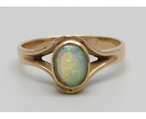 A 9ct gold ring set with an opal, 2.2g, O