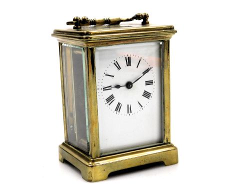An early 20thC French brass carriage clock, rectangular white enamel dial bearing Roman numerals, single barrel movement, the