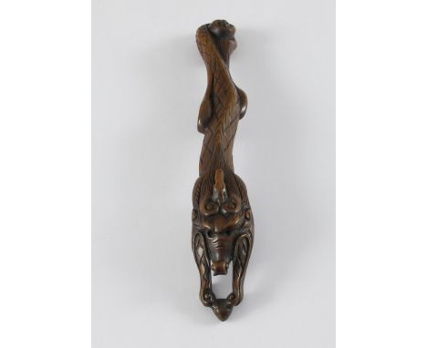 Sashi-Netsuke. Sich streckender Drache mit Tama (himmlischer Perle). Holz. 18. Jh.? L 210 mm