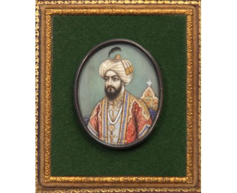 Portrait eines Maharadschas (Mogul) im königlichen Ornat. Auf Elfenbein. Indien, 19. Jh. Oval, 5 x 4 cm. R
