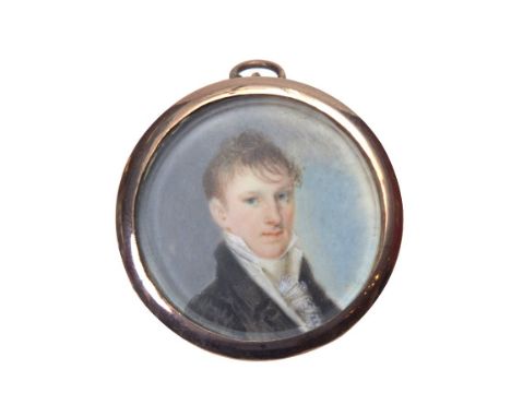 Portrait eines jungen Mannes. Weißes Plastron und dunkle Jacke. Auf Elfenbein. Um 1800. Rs. Haarlocke. Ø 3 cm. R