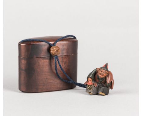 Inro. Irisierender kastanienbrauner Lack. Holz-Ojime. Bemaltes Holz-Netsuke: Manzai (Wandermusiker mit Rassel). Ende 19. Jh. 