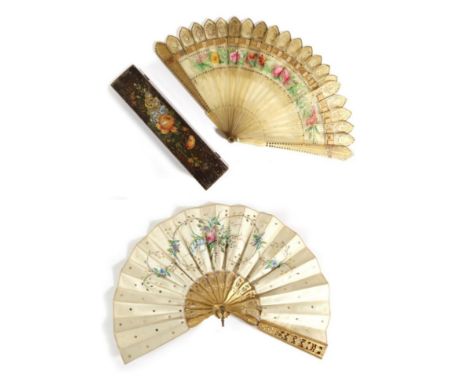 An Early 19th Century Pale Horn Brisé Fan, slightly gilded, the sticks with pointed tips, and painted with flowers to the rec