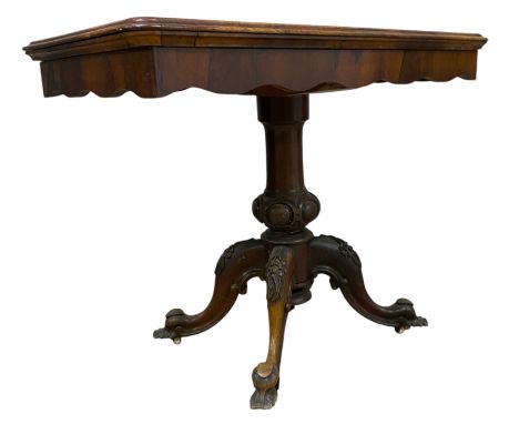 19th century Rosewood William IV card games table. Raised on splayed legs to the base with hoof terminal feet having turned c