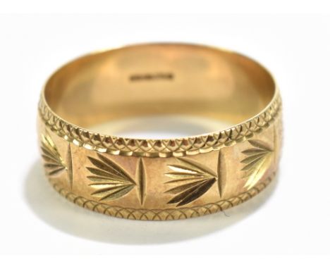 A 9ct yellow gold wedding band with engraved floral decoration, approx weight 3g, approx size Q 1/2.Additional InformationLig