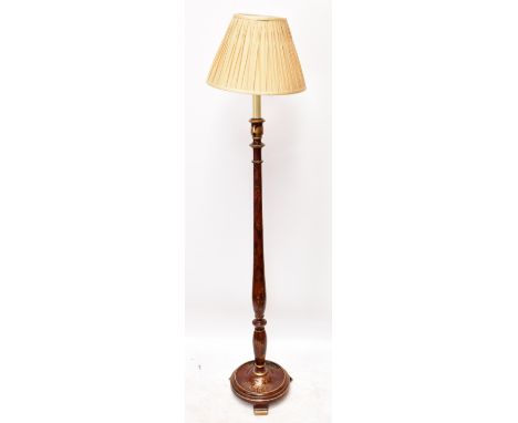 A Chinoiserie red lacquered an gilt standard lamp, height 157cm.&nbsp;Additional InformationGeneral rubbing to the gilding, a
