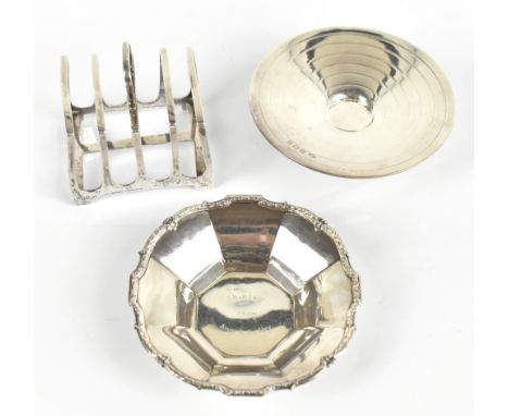 A small group of hallmarked silver items, including a George III Fiddle pattern sifter spoon, London 1796, combined weight 5.