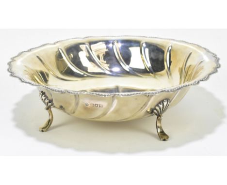 WILLIAM HUTTON &amp; SONS; an Edward VII hallmarked silver bowl with beaded scalloped rim, on four pad feet, London 1903, dia