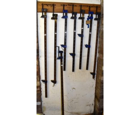A collection of eight vices and twenty modern G-clamps of varying sizes, the smallest height 12cm, the largest height 38cm, h