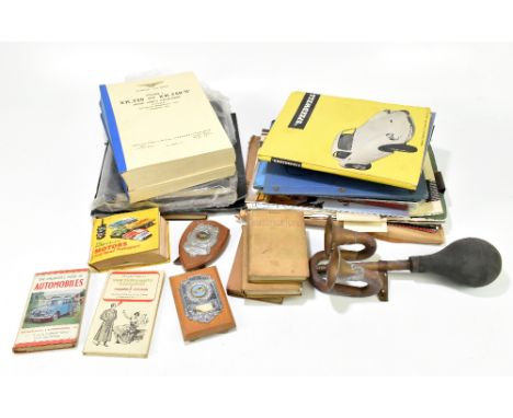 A collection of assorted annuals and magazines relating to motor vehicles including the Austin A105, the Austin A105 service 