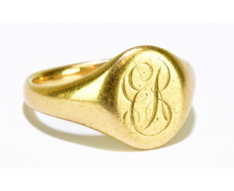 An 18ct yellow gold signet ring engraved with the initial 'B' to the oval platform, size P, approx 10g.