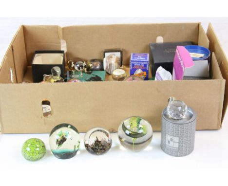 Collection of over 30 mixed vintage Paperweights to include Swarovski, Wedgewood and Caithness, including boxed examples