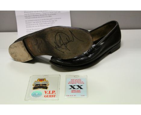 Music Memorabilia &amp; Autographs - Michael Jackson - A pair of stage worn shoes from the Dangerous World Tour worn for the 