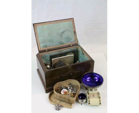 Wooden Art Deco box containing vintage brooches, Stratton pill box, pewter Art Nouveau trinket pot, EPNS cruet set, EPNS flat