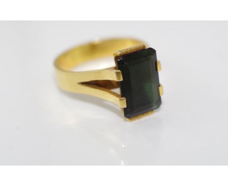 An 18ct yellow gold and dark green stone ring weighing approx 5.75 grams, size M/6