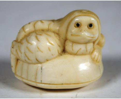 Antique Japanese ivory netsuke animal figure, signed to base. NB This item may not be exported. Height 3cm approx.