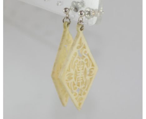 Vintage carved ivory earrings (This item may not be exported)