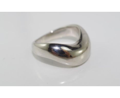 A good 18ct white gold ring weighing approx 7.55 grams, size I/4