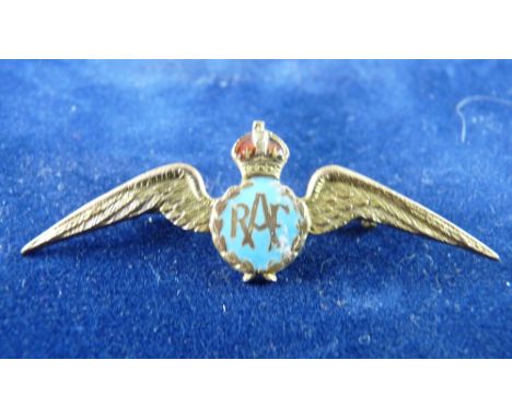 A NINE CARAT GOLD AND ENAMEL RAF WINGS PIN BROOCH, 3.3 grms