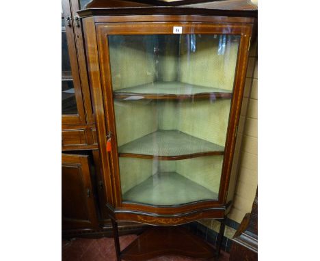 AN EDWARDIAN INLAID MAHOGANY CHINA DISPLAY CABINET, shaped polished top with back rails, single glazed serpentine front door 