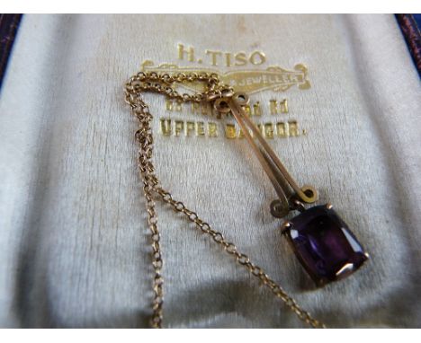 A YELLOW METAL NECKLACE AND PENDANT, possibly nine carat gold fine link chain with a nine carat gold oblong cut amethyst or p