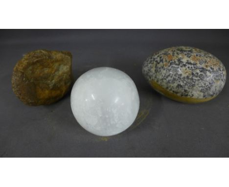 A fossil and two shaped pieces of quartz/granite type ornaments - Largest 12 cm long
Condition report:  This is an Antique it