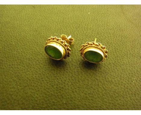 A pair of 9ct gold emerald ear studs - Hallmarked Birmingham - Weight approx 2.1gms
Condition Report: Good - With light surfa