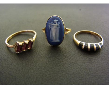 A 9 ct gold dress ring set with Jasper ware lozenge, the reverse stamped Wedgewood- ring size K 1/2 - a 14 ct gold and black 