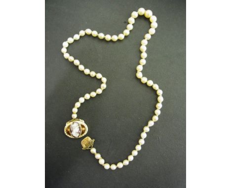 A cultured pearl single-row necklace - To the early 20th century gold and enamel cameo oval clasp - Length 42cms - Weight of 