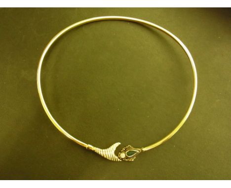 A white and green-gem collar - Stamped 585 - Inner diameter 14.5cms - Weight approx 19.7gms
Condition Report: Good - With lig