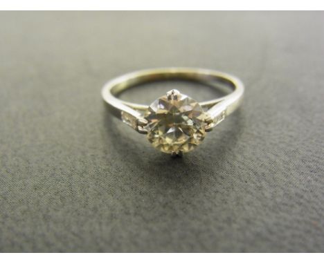 A good platinum and diamond solitaire ring - the stone approx. 0.9 to 0.92 carat is mounted in a open claw setting with bague