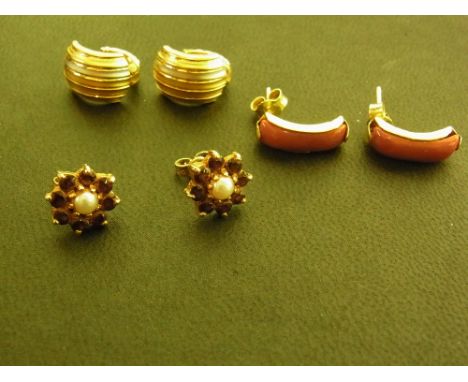 A pair of coral earrings - Stamped 750 - Length 1.5cms - A pair of bi-colour grooved ear cuffs -  Length 1.5cms - Stamped 750