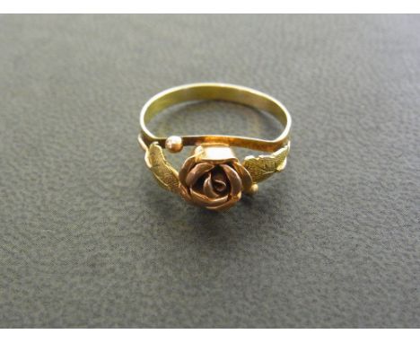 A pretty 14 ct gold and rose gold dress ring in the form of a rose - Weight approx. 2.2 grms - Size O
Condition report: Hallm