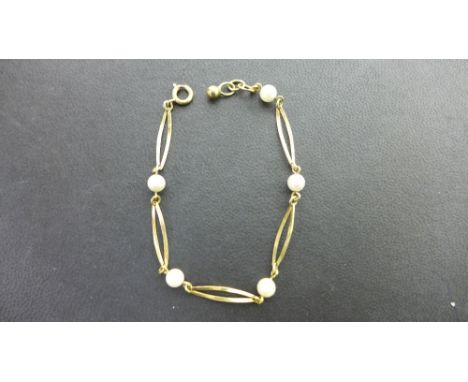 An oval-link bracelet with cultured pearl spacers - Stamped 750 - Length 19cms - Weight approx 4.7gms
Condition Report: Good 