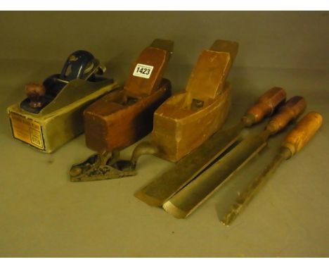 A small Squirrel Tail block plane no. 100, a boxed record no. 0120 block plane, two vintage smoothing planes, two gouging chi