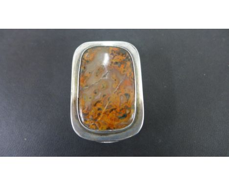 A silver snuff box - London 1807/08 - maker H M  6 cm x 4 cm 
Condition report:  Agate inset top damaged 