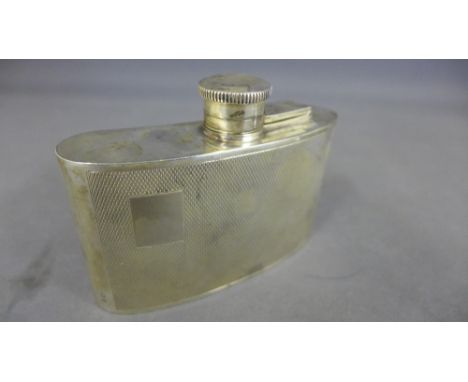 A silver hip flask - Weight approx. 4 troy oz
Condition report: Overall good condition 