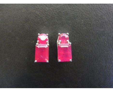 A pair of ruby ear-clips - Stamped 925 - Length 1.5cms - Weight approx 5.2gms
Condition Report: Good