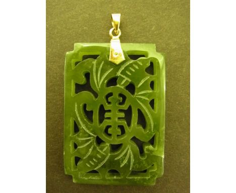 A green jade pendant with 18 ct gold clasp - 4.2 cm x 3 cm 
Condition report: Minor chips to jade