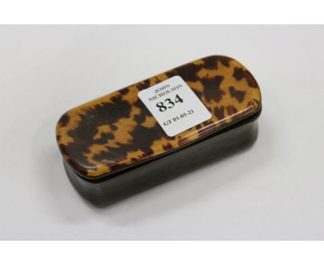 A horn and tortoiseshell snuff box.