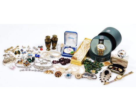 A quantity of modern costume jewellery and trinkets, to include two brass miniature vases, a button hook, gold plated cuff li