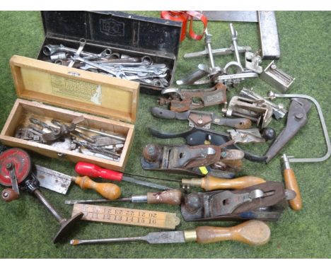 Various tools, bits, wooden Record plane with metal mount, 26cm wide, various other wood planes, hand tools, folding ruler et