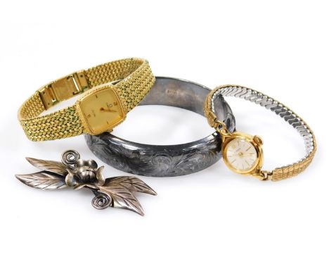 Four items of jewellery, to include a silver bangle, a silver bar brooch, with design of flowers and leaves, a Timex gold pla