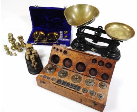 An early 20thC graduated weight set, in rectangular wooden case, 27cm wide, various other brass weights, table scale, etc.  (