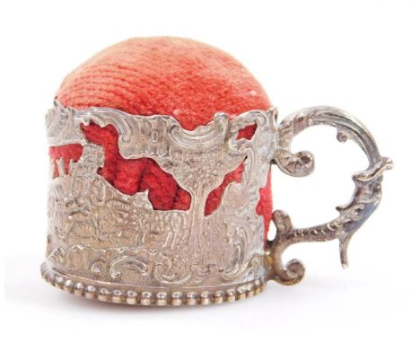 A Victorian tankard pin cushion, with material centre and shaped handle with part pierced body, London 1889 import marks, 4cm