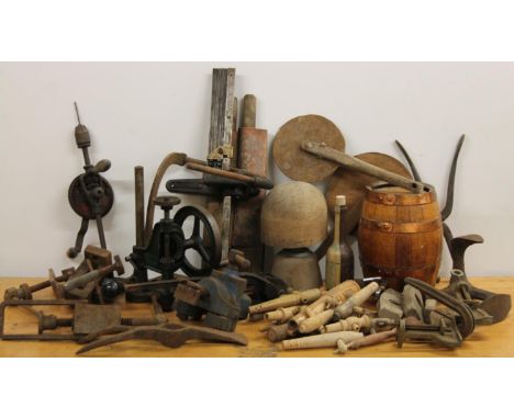 Various heavy duty hand tools, vices, universal drilling device, pillar drill, 34cm high, various treen barrels, wooden handl