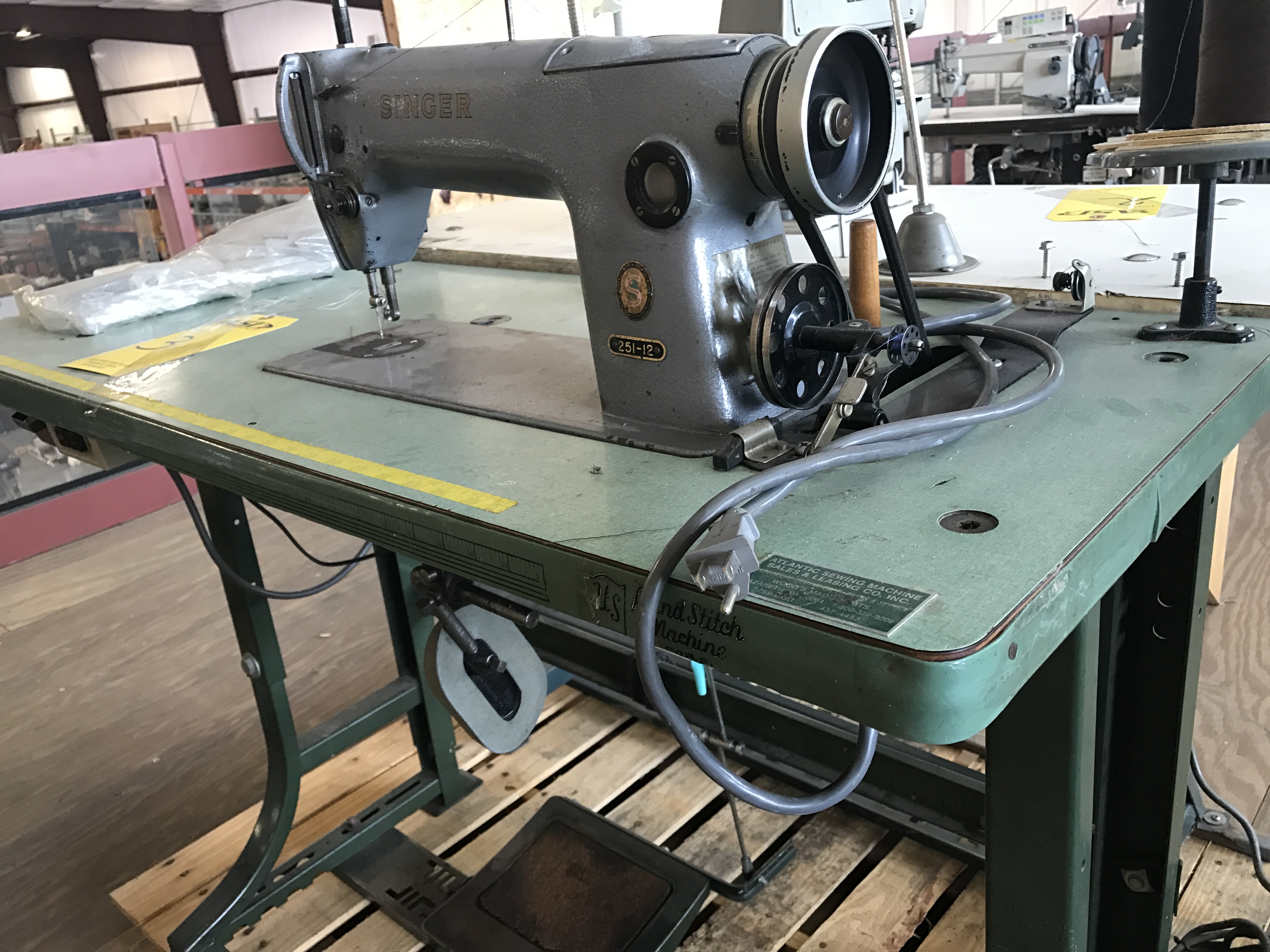 SINGER INDUSTRIAL SEWING MACHINE MOD. 25112 MACHINE WAS BEING USED